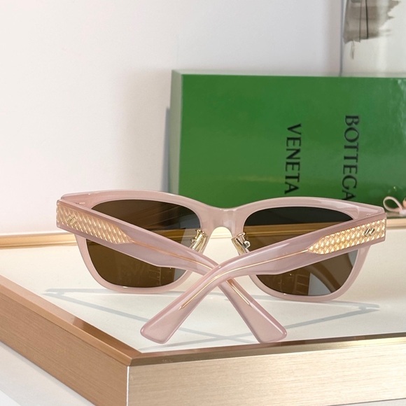 Bottega Veneta Women’s Stylish Sunglasses - Picture 9 of 9